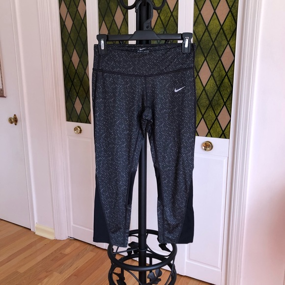 Nike Crop Leggings - Picture 1 of 6
